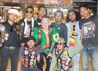 Some members of the “Life Appreciation Club”, led by club president Akarapol Yaram, pose for a photo with some members of the Burapha Motorbike Club.